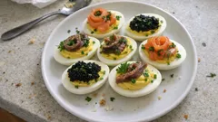 Plněná vajíčka s ančovičkami a uzeným lososem: rychlé pohoštění, které vypadá skvěle