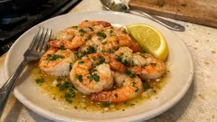 Krevety na másle s česnekem a citronem: hotové za pár minut na pánvi