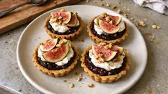 Ořechové tartaletky s cibulovým čatní a kozím krémem: efektní jednohubky s fíky