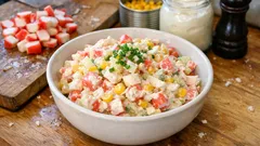 Krémový surimi salát s kukuřicí: stačí správně nakrájet a nechat odležet