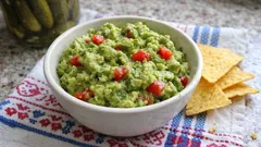 Guacamole za 10 minut: krémový avokádový dip s rajčaty a citronem