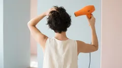 Jak si vyfoukat vlasy bez poškození a udržet je lesklé