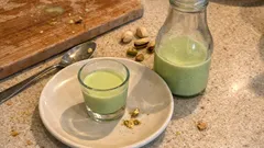 Grinchův elixír: krémový pistáciový likér se žloutky, který se krásně rozleží