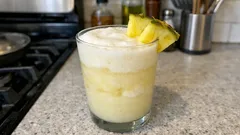 Piña Colada s kokosovým sorbetem: krémový letní drink s vanilkovo-ananasovou pěnou