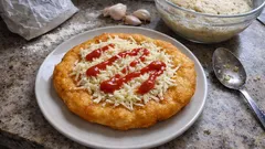 Langoše z těsta kynutého v lednici: připravíte dopředu a smažíte jen tolik, kolik chcete