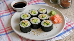 Domácí maki sushi s avokádem a okurkou: jednoduchý postup i pro začátečníky