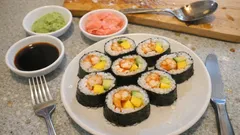 Domácí maki sushi s krevetami a mangem – jak udělat rýži, která drží