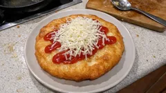 Langoše z těsta kynutého v lednici: připravíte dopředu a smažíte, kdy se hodí