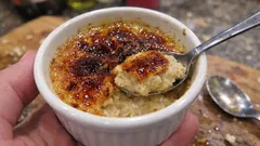 Slaná crème brûlée z foie gras: křupavá krusta a jemný krém jako z bistra