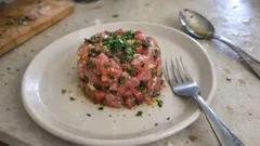 Tuniakový tatarák bez vaření: svěží kombinace kapar, oliv a rajčat