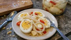 Nakládaná vejce „jako utopence“: pikantní hospodská chuťovka do sklenice
