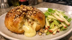 Tekutý camembert v kynutém těstě s ořechy – podávejte se svěžím jablečným salátem