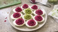 Plněná vejce s červenou řepou a avokádem: efektní pohoštění za pár minut