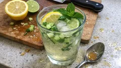 Okurková limonáda s medem a citrusy: domácí osvěžení hotové za pár minut