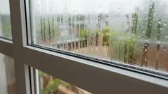 Táhne vám oknem nebo se okno zamlžuje? Jak zjistit příčinu a co s tím můžete dělat