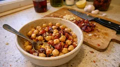 Cizrnová chuťovka se sušenými rajčaty: hotová za 10 minut, bez vaření