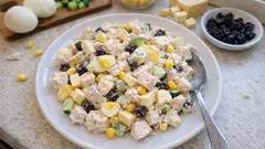 Kuřecí salát se sušenými švestkami: krémový „party“ salát, který chutná ještě líp druhý den