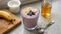 Ovocný koktejl s jogurtem za 5 minut: banán, borůvky a jablečný džus
