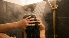 Jak si doma umýt vlasy stejně důkladně jako v kadeřnictví: 3 klíčová pravidla
