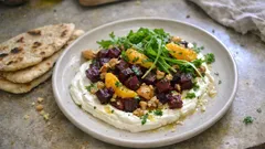 Šlehaná veganská feta s pečenou řepou a plackami: jednoduché mezze na stůl