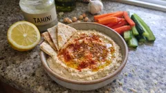 Domácí tradiční hummus: krémový dip z cizrny s tahini a citronem