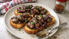 Hrianky s kuřecími játry: rychlá večeře s křupavým toastem a bylinkami