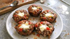 Slané muffiny z mletého masa s kozím sýrem: šťavnatá večeře do formy na muffiny