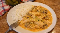 Smetanové kuřecí nudličky se žampiony a pórkem: svěží díky pomerančové šťávě