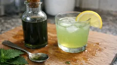 Domácí kopřivový sirup s citronem: základ na jarní limonádu, který vydrží dlouho