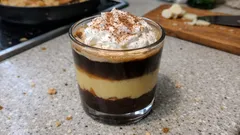 Vrstvená likérová káva s čokoládou: sváteční nápoj hotový za pár minut