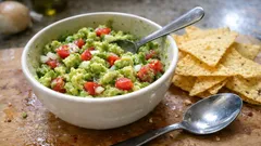 Domácí guacamole za pár minut: krémové avokádo s rajčaty a citronem