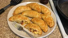 Syrové kapsy z listového těsta: křupavé pohoštění s modrou plísní a slaninou