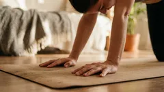 Pět šetrných cviků na bedra, které uleví od bolesti už za 5 minut denně