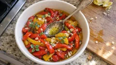 Marinovaná pečená paprika v olivovém oleji: jednoduchá chuťovka, co se rozleží do chuti