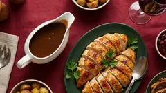 Jedna pánev, dva pokrmy: kuřecí křídla k večeři a omáčka na sváteční stůl