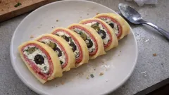 Syrová roláda s olivami: studený předkrm, který připravíte dopředu