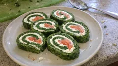 Špenátová roláda s kozím sýrem a uzeným lososem: efektní studený předkrm