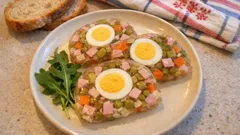 Velikonoční vaječná tlačenka se šunkou a zeleninou: drží tvar a krásně se krájí