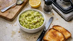 Avokádová pomazánka za 10 minut: krémová, svěží a vždycky se povede