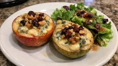 Zapečená jablka a hrušky se sýrem: teplý předkrm, který vypadá slavnostně