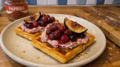 Křupavé tofu „vafle“ z vaflovače s brusinkovým paté a opečeným fíkem