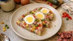 Velikonoční vaječná tlačenka se želatinou: studené pohoštění, které se krájí samo