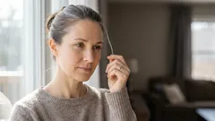 Co je příčinou šedivění vlasů a mohu ho zastavit?