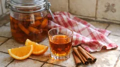 Domácí pomerančový likér s rumem a skořicí – hotový z pár surovin