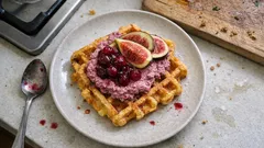 Křupavé slané vafle z tofu: hotové ve vaflovači a s brusinkovou pomazánkou