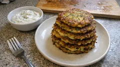 Cuketové placky na pánvi: křupavé na povrchu, vláčné uvnitř