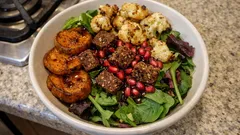 Podzimní salát s pečenými batáty a květákem: křupavé lněné krutony navrch