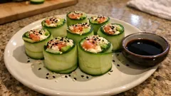 Okurkové „suši“ s lososem a avokádem: efektní pohoštění bez vaření