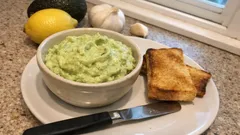 Avokádová pomazánka s taveným sýrem: krémová, svěží a hotová za pár minut