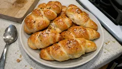 Domácí housky a rohlíky: spolehlivé těsto z pár surovin, křupavé a měkké